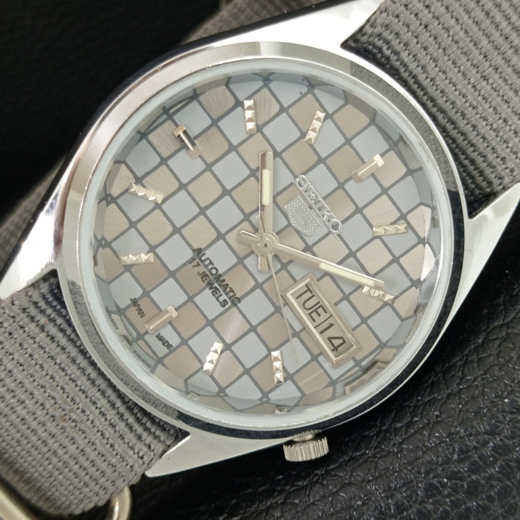 Vintage 1974 Seiko Automatic Mens Silver Watch WDaydate  Silver Accents